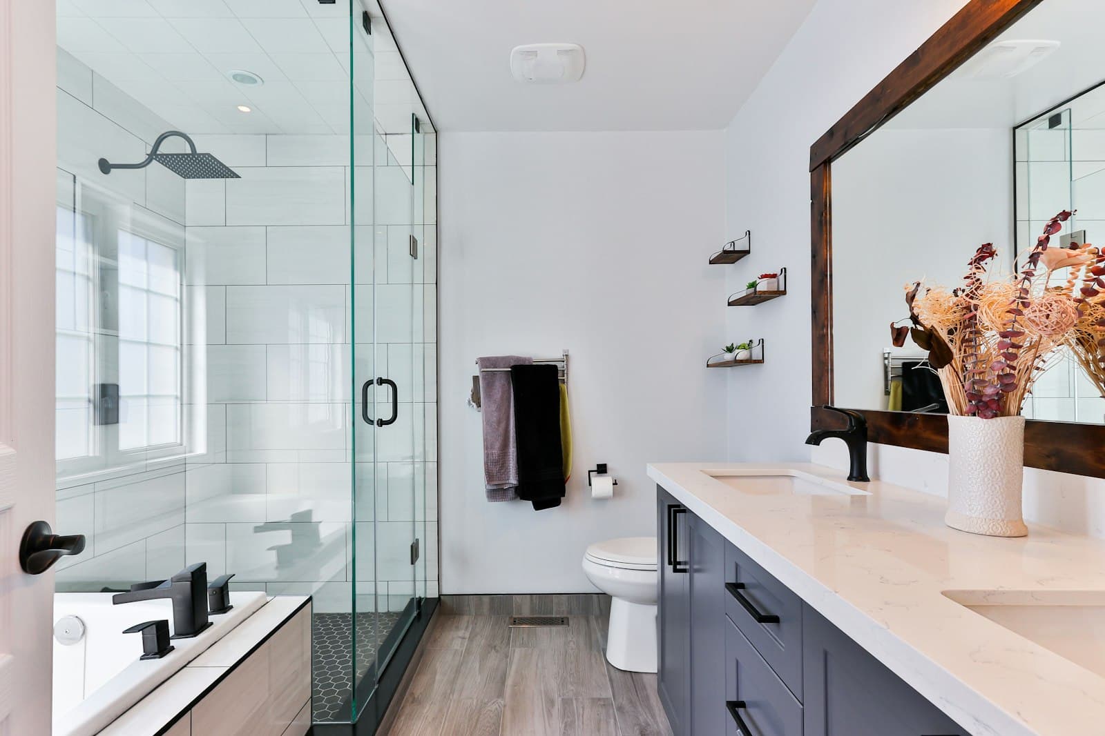 Kamar mandi rumah dengan kloset dan saluran pembuangan.