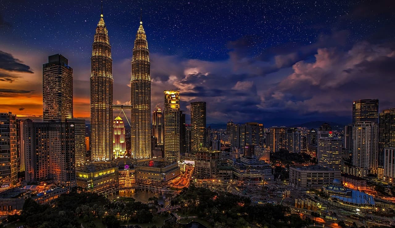 Cakrawala kota di malam hari.